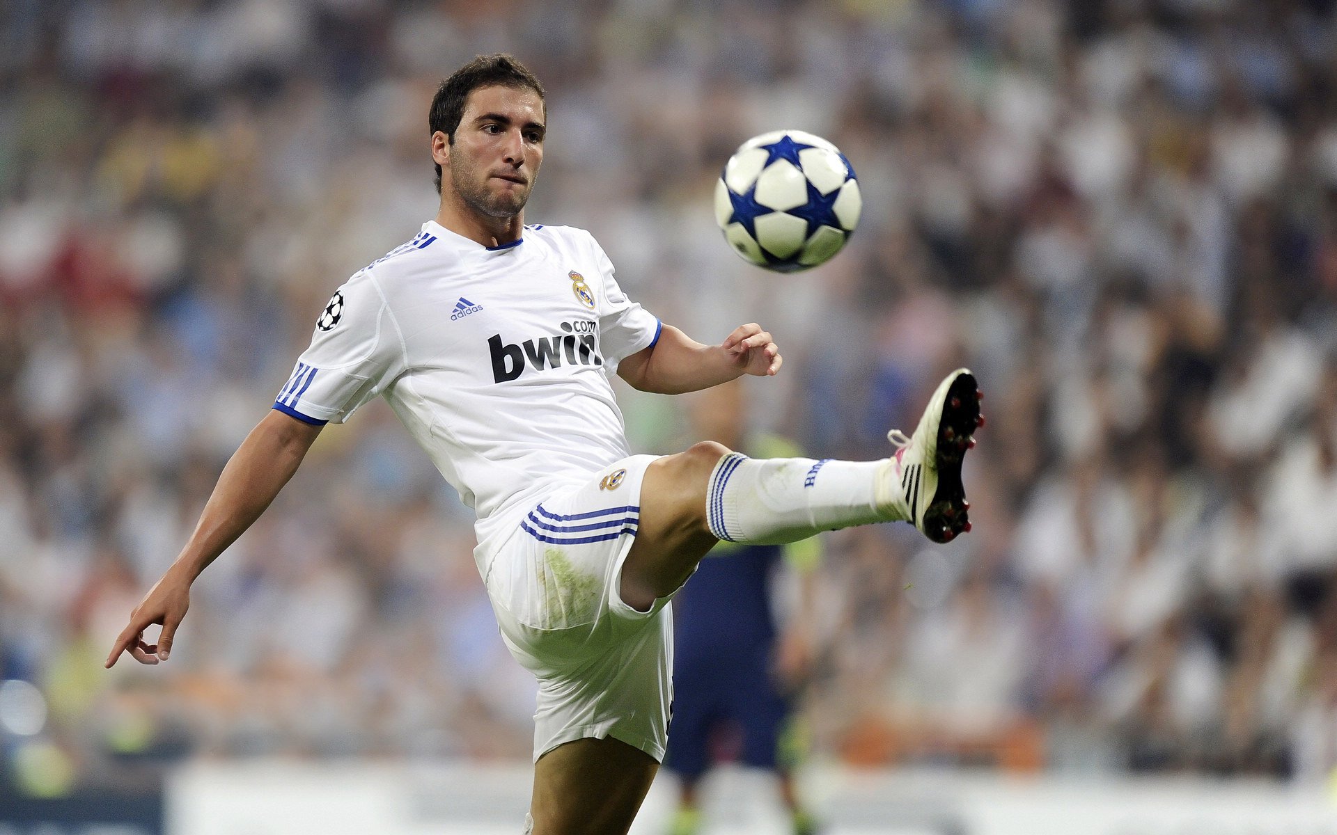 伯恩利后卫泰科夫距离破门只差几厘米，遗憾无缘进球，伯恩利塔科夫斯基