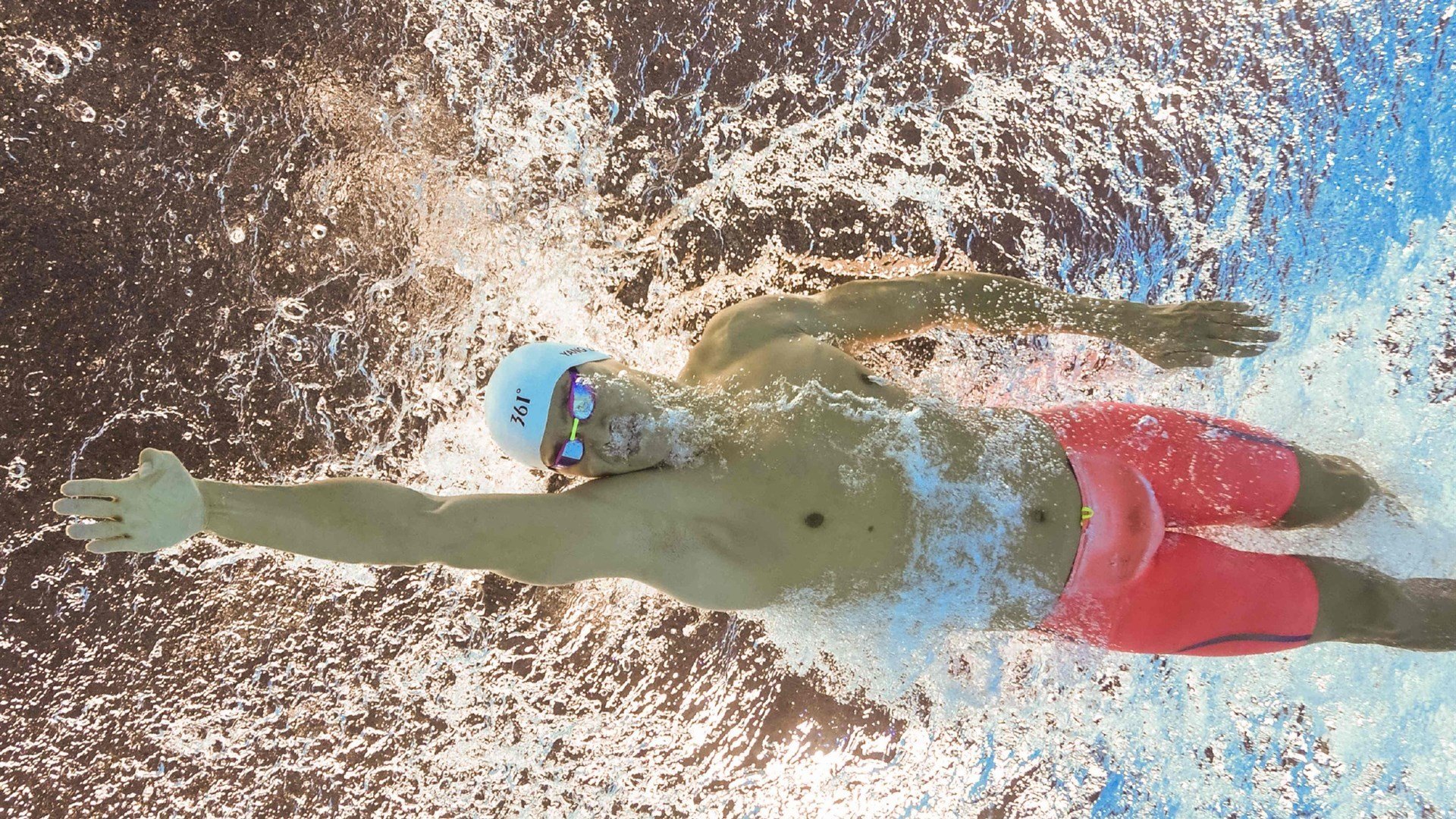 伯恩利后卫泰科夫距离破门只差几厘米，遗憾无缘进球，伯恩利塔科夫斯基